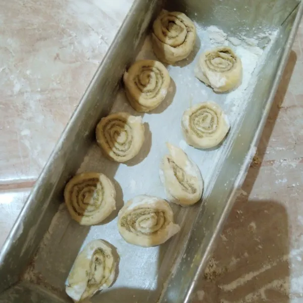 Oles loyang dengan blueband dan taburi dengan terigu agar tidak lengkeng. oven suhu 190° selama 25 menit.