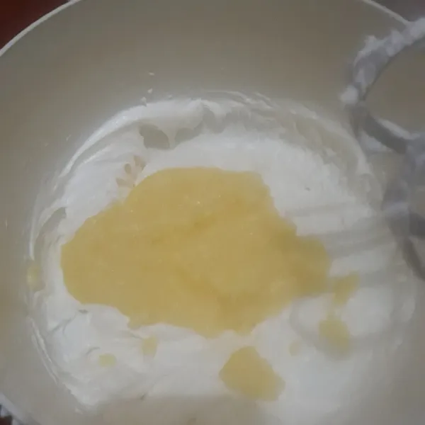 Membuat pastry cream : ambil 60 gr vla masukkan ke dalam kocokan whipcream. mixer lagi hingga menyatu.