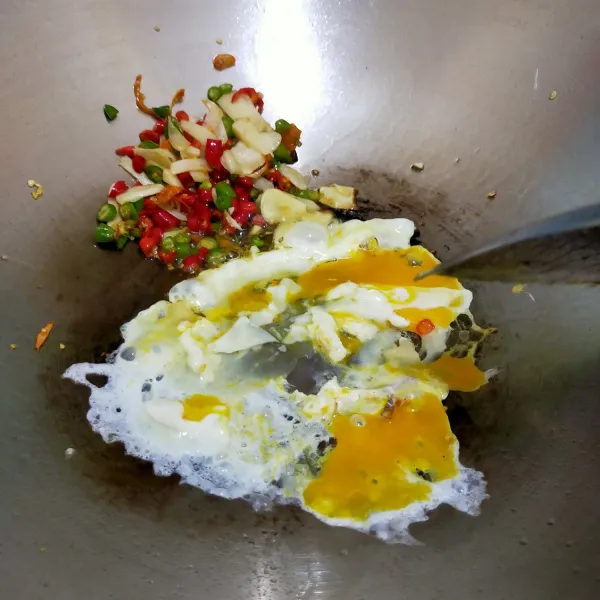 Setelah harum sisihkan dipinggir wajan, lalu masukkan telur lalu oseng-oseng hingga telur matang.