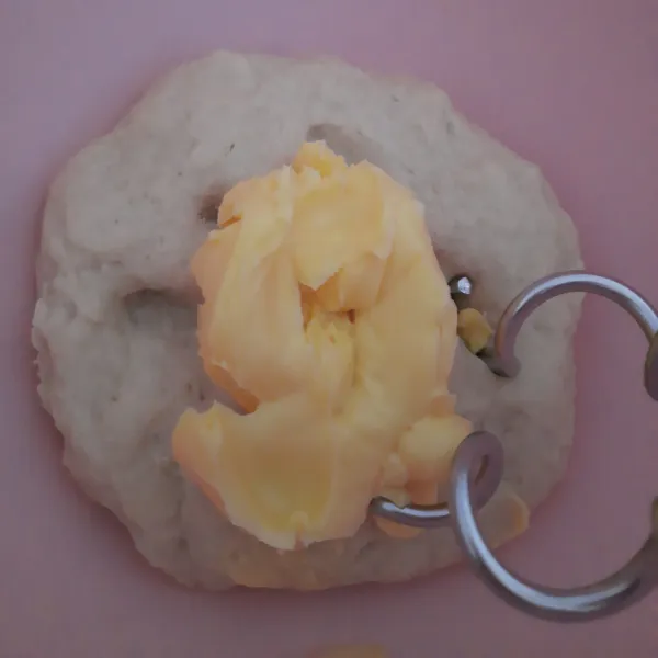 Campurkan butter dan garam, uleni hingga kalis elastis. Lalu bulatkan dan diamkan hingga mengembang 2x lipat.