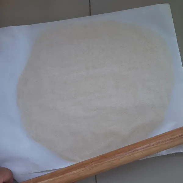Tarus adonan diatas kertas roti kemudian pipihkan kurang lebih 0,5 cm. Kemudian masukan adonan yang sudah di pipihkan ke dalam kulkas.