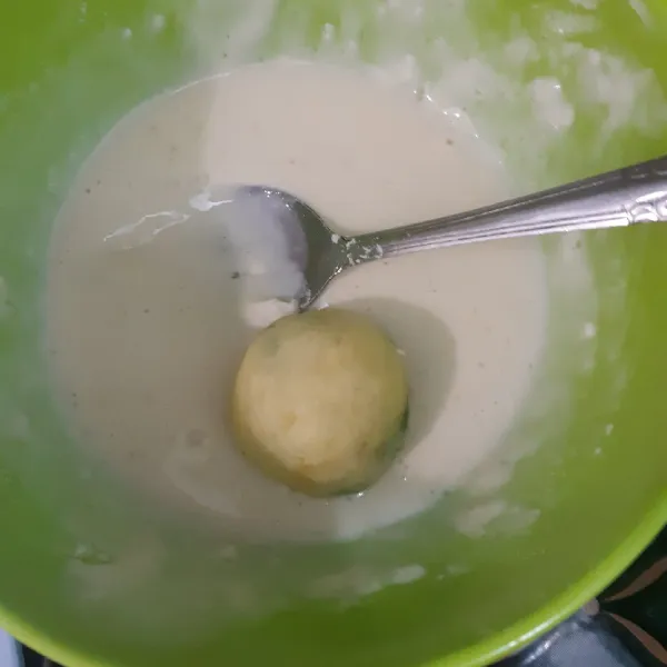 Balurkan kentang dengan adonan