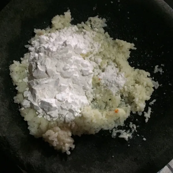 Tambahkan bubuk bawang putih dan tepung tapioka.