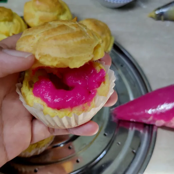 Terakhir, ambil 1 kulit sus, semprotkan vla buah naga, lakukan sampai semua habis. Siap disajikan.
