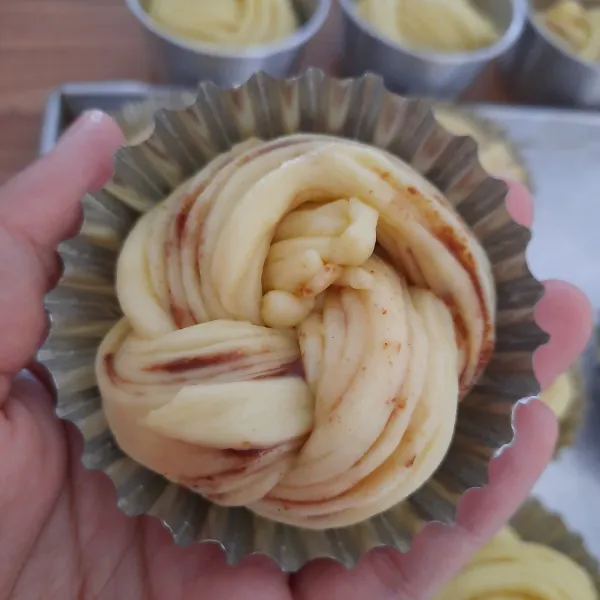 Gulung dengan disimpul dan masukkan kedalam cetakan. Biarkan mengembang 2x lipat, tutup dengan serbet bersih.