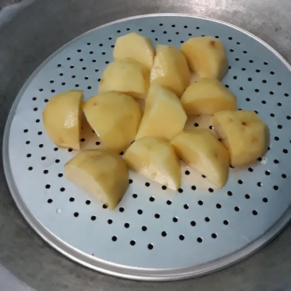 Bersihkan kentang, kukus kentang sampai empuk lalu tiriskan.