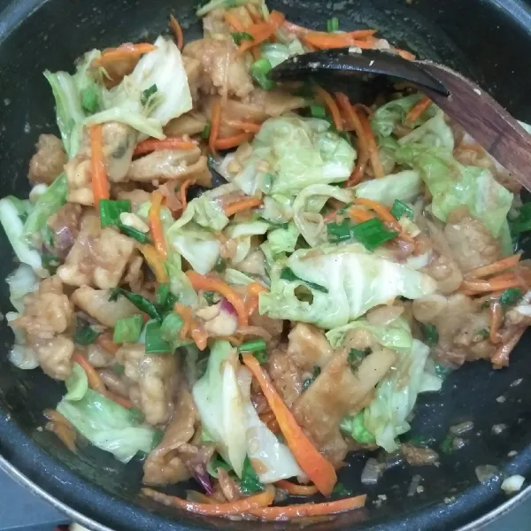 Koreksi rasa, bila rasa sudah pas dan tanak, siap disajikan dengan taburan bawang goreng.