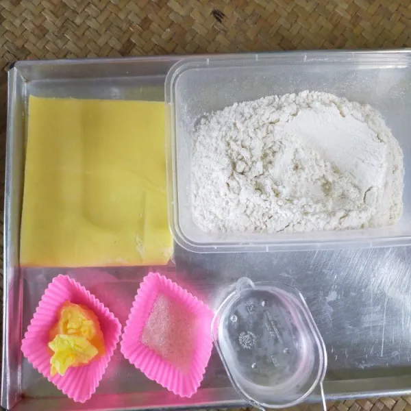 Siapkan tepung terigu, air, margarin, garam, korsvet dan gula pasir.
