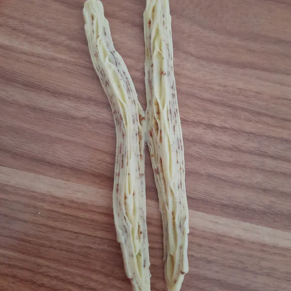 Belah adonan menjadi 2 bagian ditengahnya.