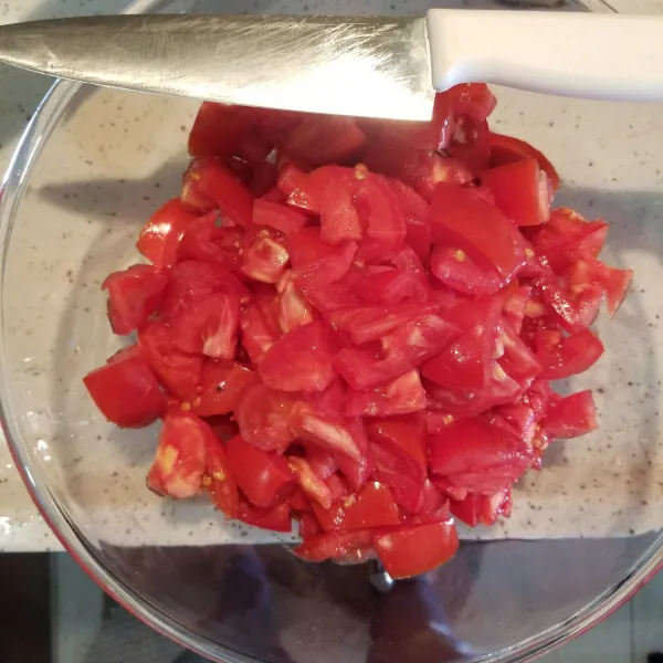 potong tomat hingga berukuran kecil. Dapat juga di blender.