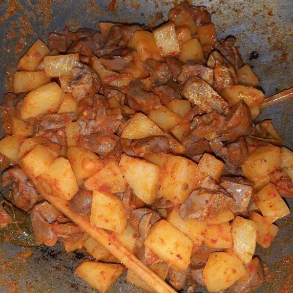 Masak sampai matang dan bumbu menyerap