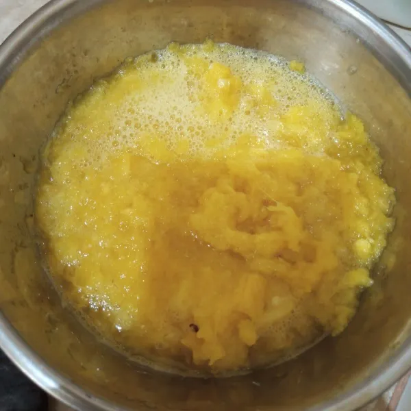 Kupas bersih nanas kemudian parut dengan parutan keju agar berserat.