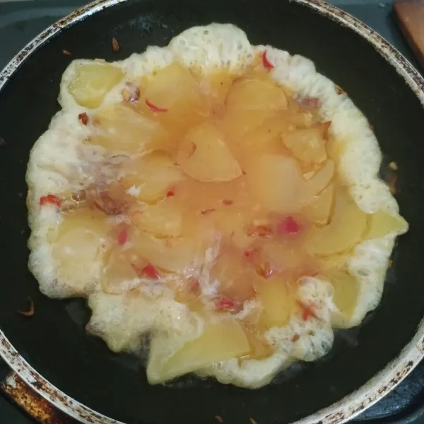 Panaskan sedikit minyak goreng di teflon.  Masukkan adonan telur, goreng sampai matang. Angkat.