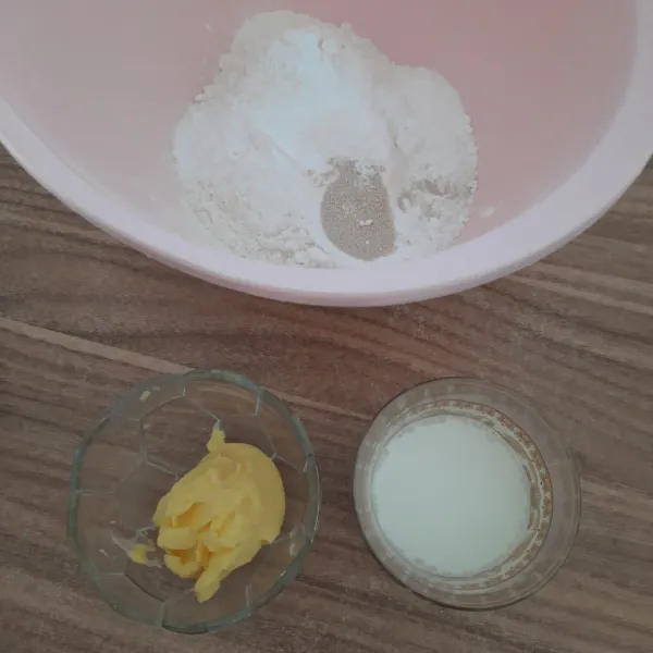 Siapkan semua bahan, campur terigu, gula, ragi, aduk rata. Tuang susu, uleni hingga ½ kalis. Bulatkan dan diamkan sekitar 15 menit, dengan ditutup serbet bersih.