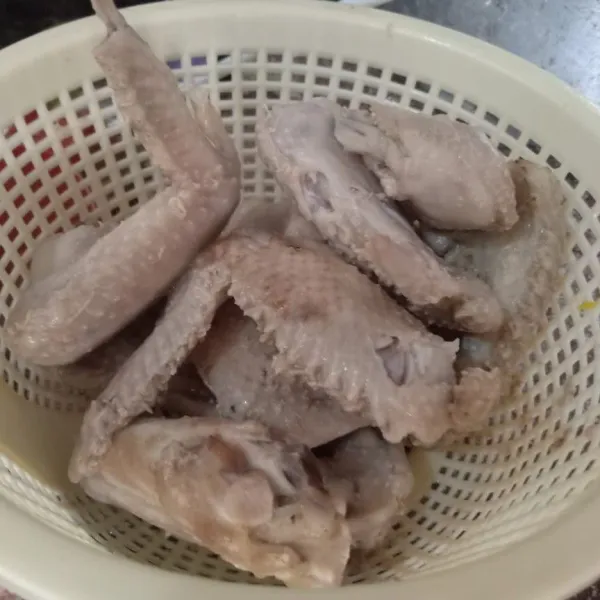Cuci bersih ayam, kemudian rebus di dalam air mendidih kurang lebih 20 menit. Angkat dan tiriskan.