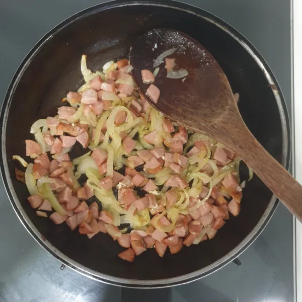 Cairkan butter tumiskan bawang Bombay sampai harum dan layu, masukan Sosis, aduk rata dan Tumis selama 2 menit, angkat.