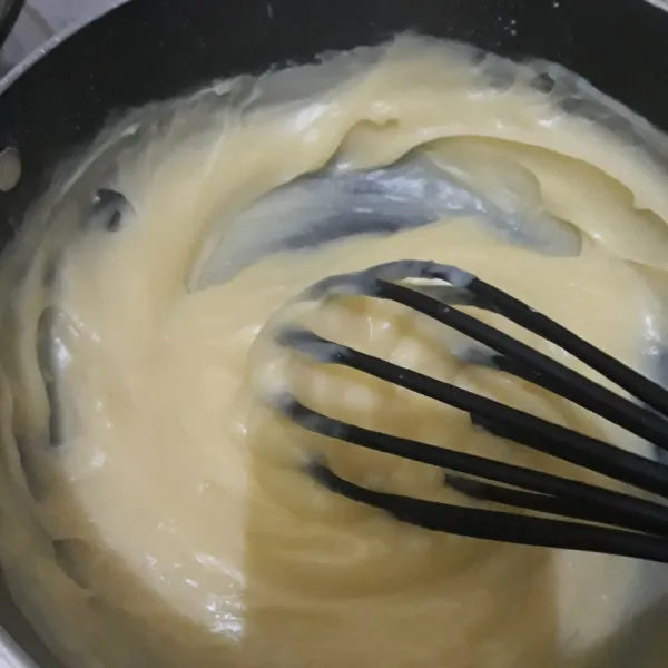 Membuat vla. masukkan semua bahan. kecuali butter. masak hingga meletup-letup. matikan api lalu masukkan butter. aduk cepat.