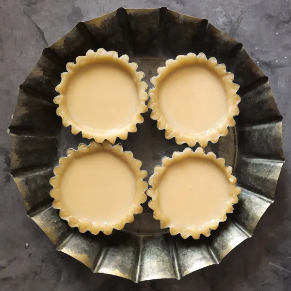 Tuang bahan filling ke dalam pie hingga hampir penuh. Panggang pie dengan suhu 170°C selama 15 menit atau sampai kulit pie kokoh. Angkat, dinginkan lalu sajikan.