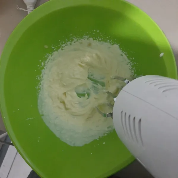 Kocok whipping cream hingga mengental. kemudian masukan adonan isian yang sudah didinginkan kedalam kulkas. Aduk adonan dengan mixer hingga rata. Masukan bahan isian yang sudah jadi ke dalam piping bag kemudian bisa dimasukan kulkas terlebih dahulu.