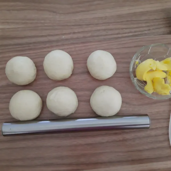 Kempeskan adonan, lalu bagi 6 bagian bulatan.