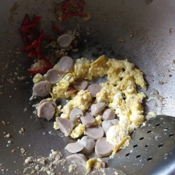 Panaskan minyak dalam wajan. Tumis bumbu halus dan cabe hingga wangi. Sisihkan dipinggir wajan lalu orak arik telur. Kemudian masukkan bakso. Masak hingga harum.