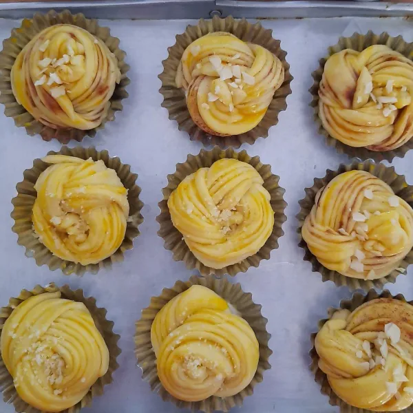 Oles dengan kuning telur, tabur topping, lalu panggang sesuai oven masing-masing. Saya pakai otang 20 menit api sedang rak bawah, 10 menit trakhir rak atas.