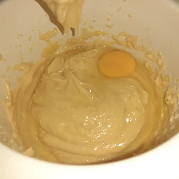 Masukkan telur satu dulu. lalu mixer sampai rata. lalu tambahkan lagi dan mixer lagi sampai semua telur dipakai.
