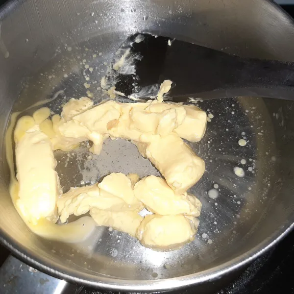 Campurkan air dan mentega, lalu rebus sampai mendidih sambil terus diaduk.