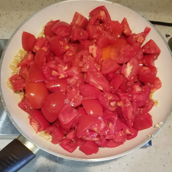 masukkan tomat dan air ke dalam wajan, dan tunggu hingga mengental.