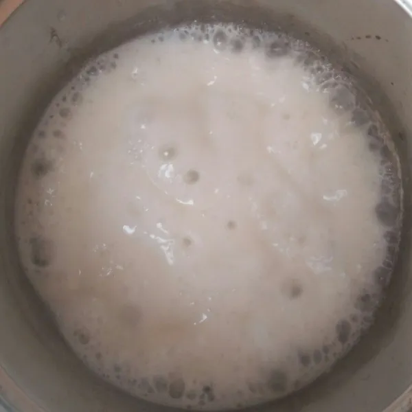 Didihkan susu gula pasir dan essend vanila, setelah mendidih masukan larutan tepung maizena nya aduk cepat sampai meletup letup dan mengental angkat.