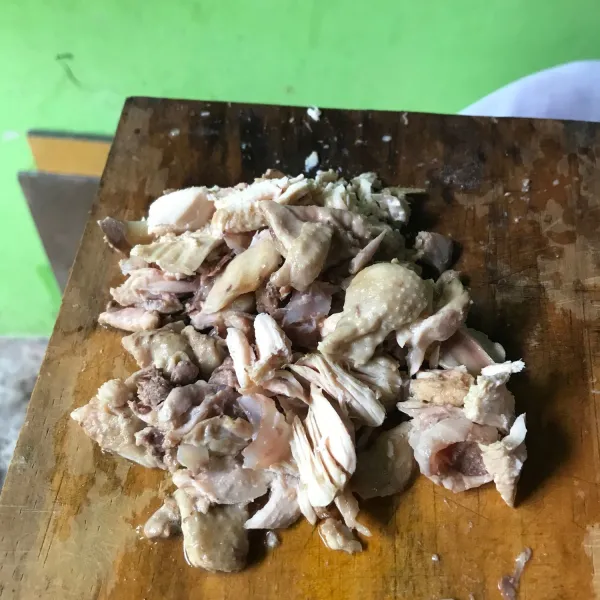 Rebus ayam hingga empuk lalu potong kecil.