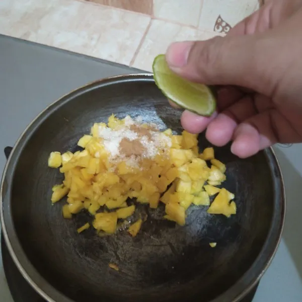 Potong dadu kecil nanas, kemudian tumis sampai keluar air. masukkan kayu manis dan perasan jeruk, aduk.