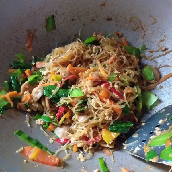 Masukkan sayuran. Tumis hingga layu. Kemudian masukkan soun dan sisa bumbu lainnya.Masak hingga masak merata. Angkat dan sajikan.