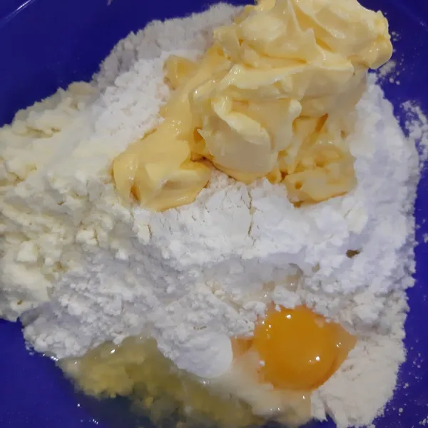 Bahan kulit :campur terigu, gula halus, 1 butir telur, butter, maizena, susu bubuk. Aduk hingga berbutir butir.