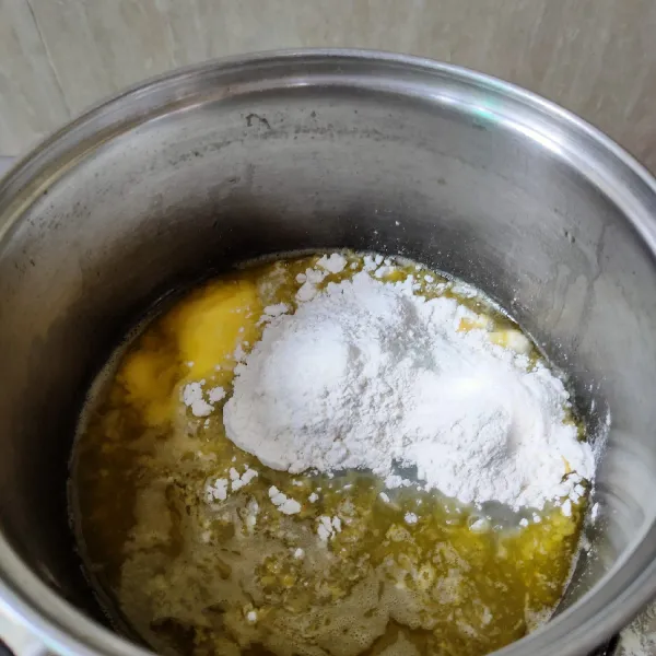 Tambahkan tepung terigu, aduk cepat hingga kalis, biarkan dingin.