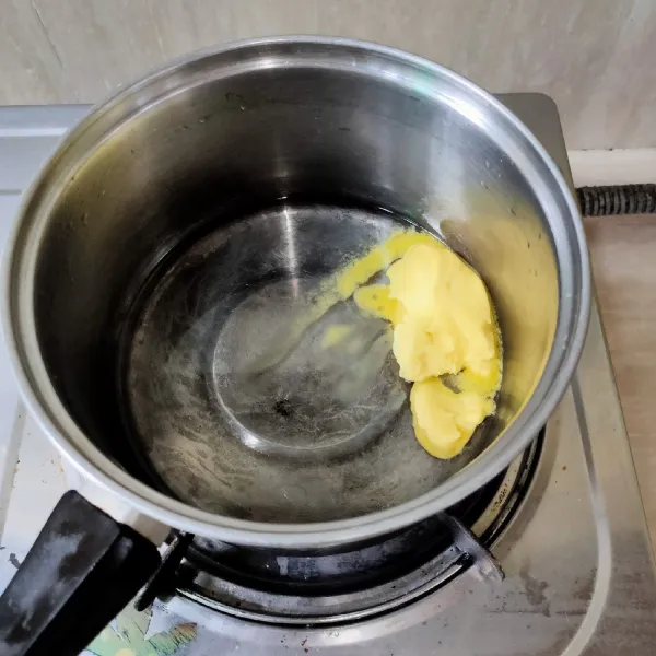 Masukkan dalam panci, air dan margarin hingga mendidih, matikan api.