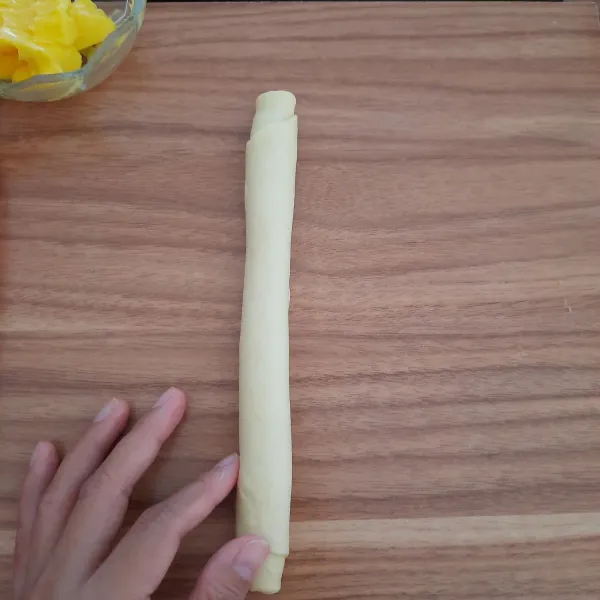 Lalu gulung adonan hingga seperti digambar.