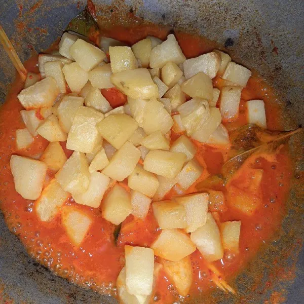 Masukkan kentang yang sudah digoreng