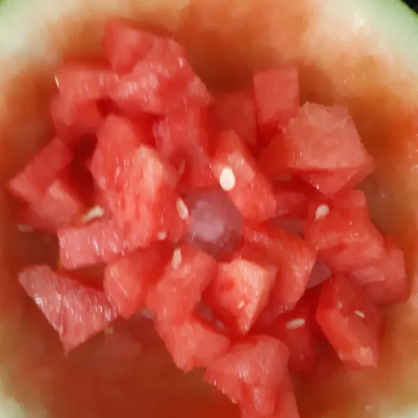 Tambahkan jus semangka dan potongan buah semangka