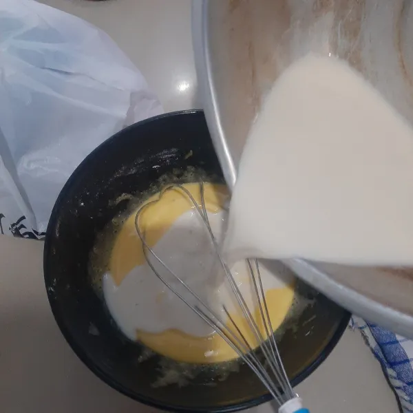 Rebus susu dan vanili hingga mendidih. Tuangkan susu ke dalam adonan isian kemudian aduk hingga rata.