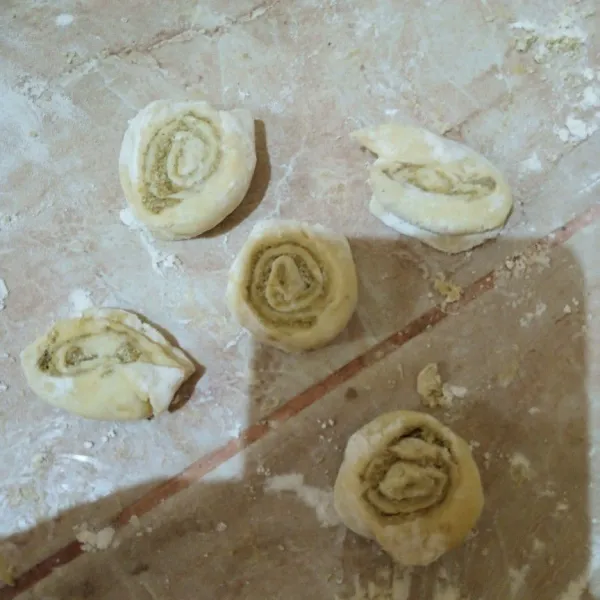 Gulung, kemudian dipotong potong, agak dipipihkan.