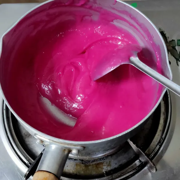 Kemudian masak hingga mengental, angkat, masukkan kedalam plastik segitiga.