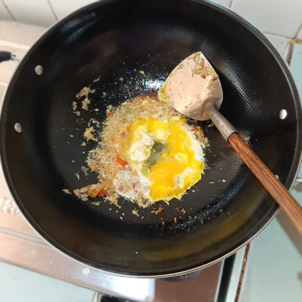 Tumis bumbu halus, lalu masukkan telur dan oseng hingga telur hancur