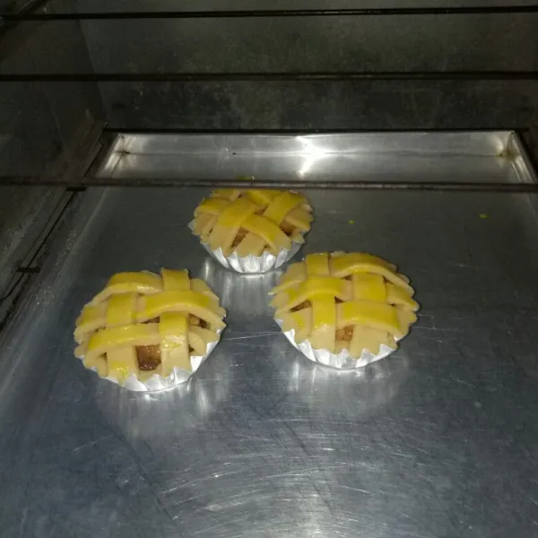 Beri penutup dari adonan kulit pie, bentuk bebas sesuai selera.Olesi bagian atas dengan kuning telur. Oven selama 20 menit rak bawah dan 10 menit rak atas dengan suhu 180°C. Atau sesuaikan dengan oven masing - masing. Angkat dan sajikan jika sudah dingin.