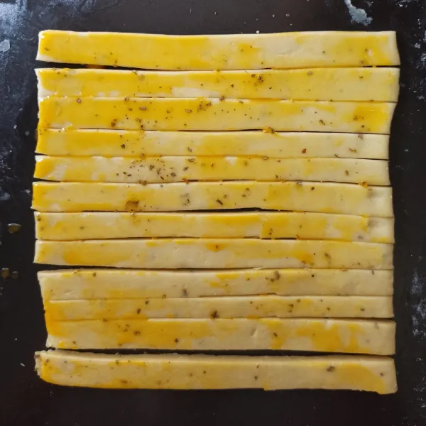 Gilas tipis,Potong sesuai selera. Olesi Kuning telur dan taburi keju, oregano dan gula pasir.