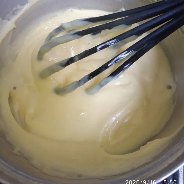 Buat vla vanilla : campur semua bahan kecuali margarin, aduk rata sampai meletup letup kemudian masukkan margarin, aduk rata sampai margarin meleleh, biarkan vla dingin baru masukkan ke piping bag.