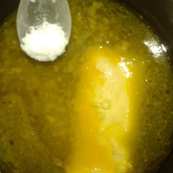 Dalam panci, rebus air, margarin dan garam. Didihkan.