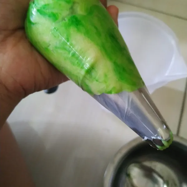 Beri pasta pandan secukupnya kemudian masukkan kedalam paling bag yang sudah diberi spuit.