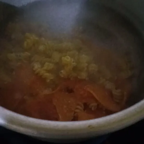 Rebus macaroni dan kerupuk sampai agak  empuk, tapi jangan sampai terlalu lembek, tiriskan