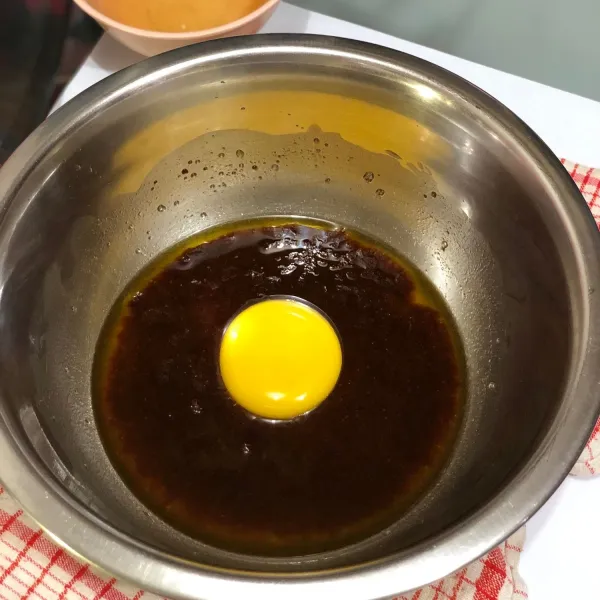 Campurkan 1 kuning telur dan aduk